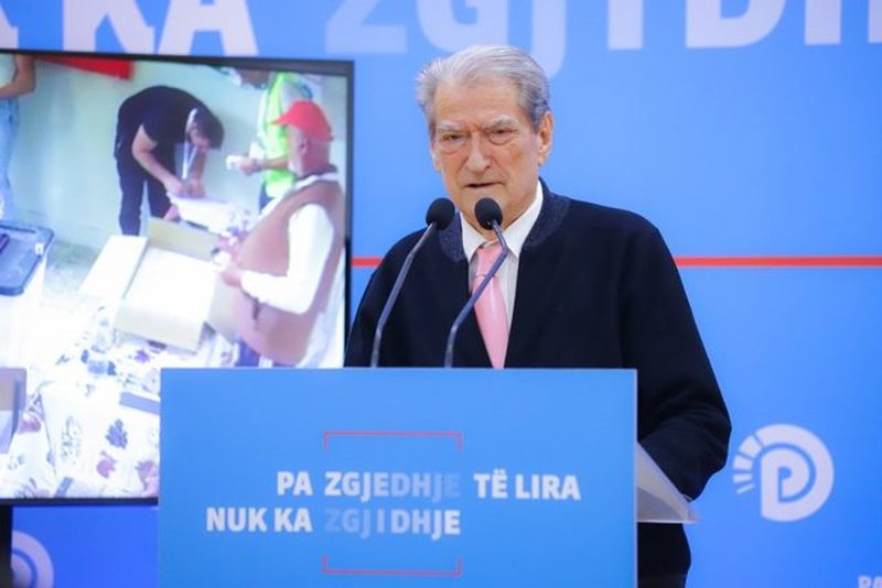Gjithë ditën në ekrane, por Berisha ankohet për mediat/ Nuk i lë Rama të më nxjerrin në televizor 