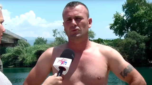 U hodh në lumë për të shpëtuar nga mbytja dy të mitur, shqiptari do të “shpërblehet” me shtetësinë greke