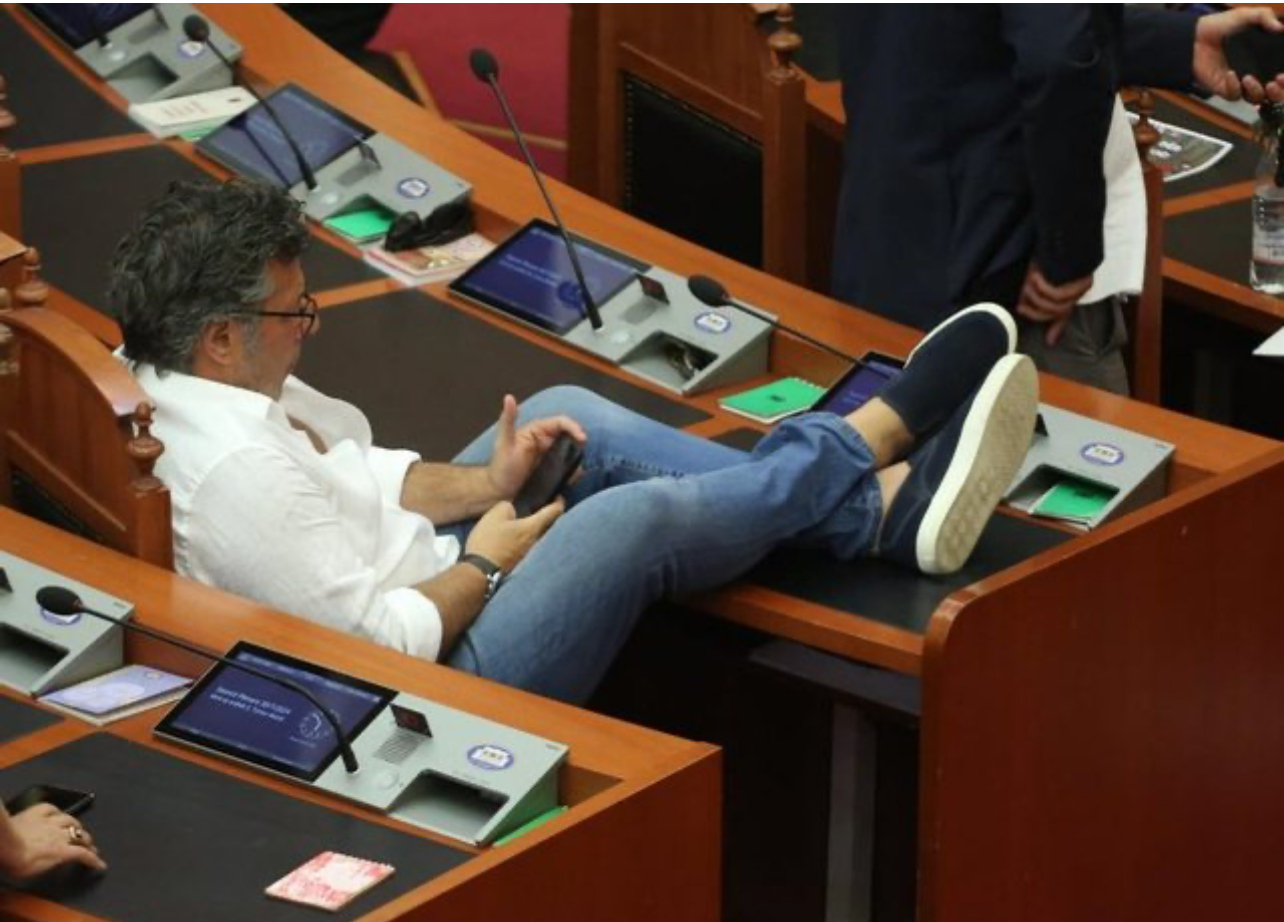 Pasi premtoi se nuk do marrë mandatin po fitoi Rama, Paloka shan gazetarët që pyesin Berishën: R.pt ku ti keni 