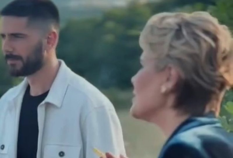 VIDEO: Jashtë Parlamentit dhe “pranë” burgut, Monika Kryemadhi nis xhirimet për një film