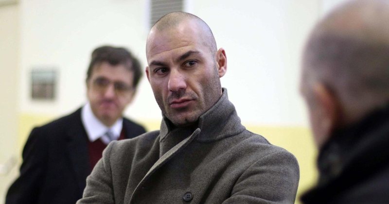 Djali i Bosit u diplomua në Tiranë pa qenë asnjë ditë në universitet, tjetri dënohet me 16 muaj burg për dhunë ndaj së ëmës