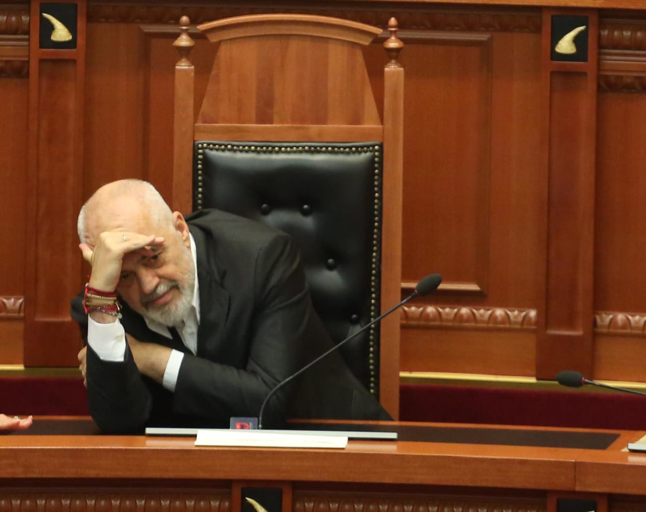 Kryeministri Rama shfaqet në parlament pas disa muajsh mungesë