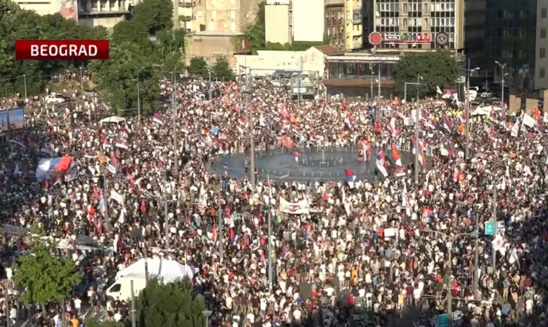 Protesta në Beograd, mijëra qytetarë në mbështetje të studentëve! Incidente pranë presidencës 
