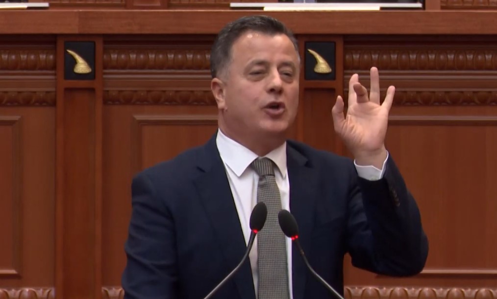 Muli xheloz pse Jenisheri dhe Kujtim Gjuzi janë më popullorë se ai, thërret Lelon për sqarime