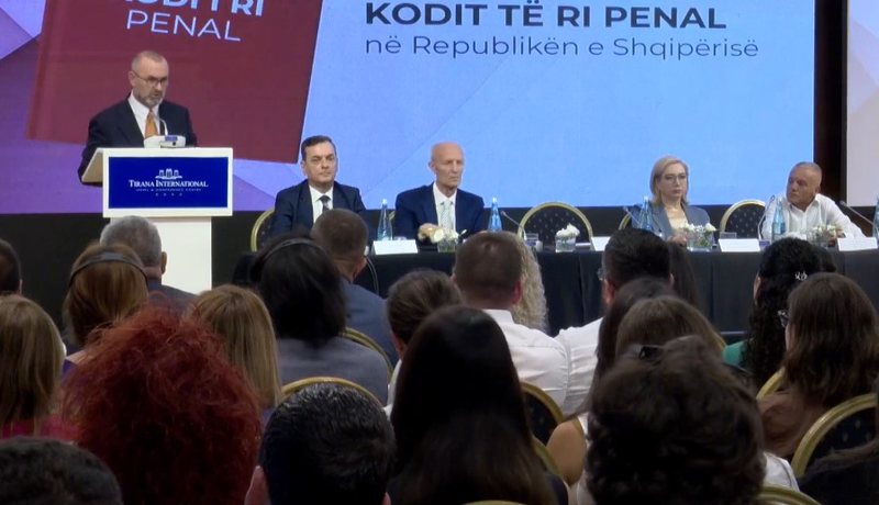 Skandal / 3 vite burg për mediat që kritikojnë drejtësinë, avokati Llangozi denoncon nenin 536 të Kodit të ri Penal