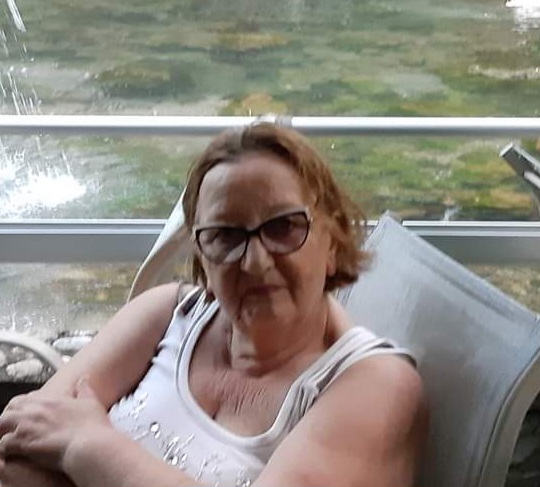 Gjyshja 75-vjeçare Shegush Meçe që i kanë ngarkuar thesin me 46 milionë eurot e vjedhura me tendera sekretë pasi nuk e kap burgu, dhjaksi i korrupsionit që fshihet pas saj