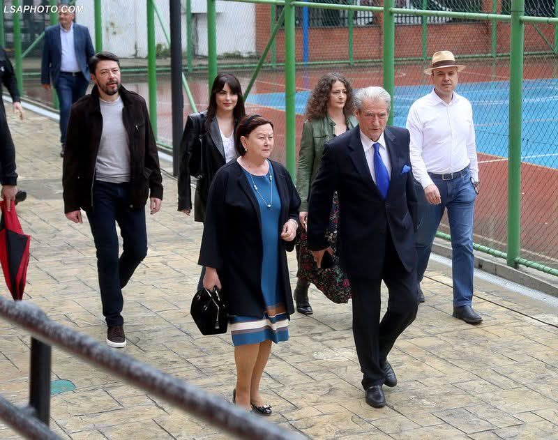 Provat e korrupsionit në vend të një përgjigje / Argita, Jamarbri e Shkëlzeni si pikë doganore, ‘taksë’ për vendimmarrjet e Berishës për pasuritë publike (rastet, emra, veprime dhe përfitimet)