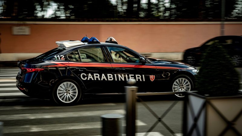 Tentoi të vrasë bashkatdhetarin me thikë për arsye xhelozie, arrestohet shqiptar në Itali