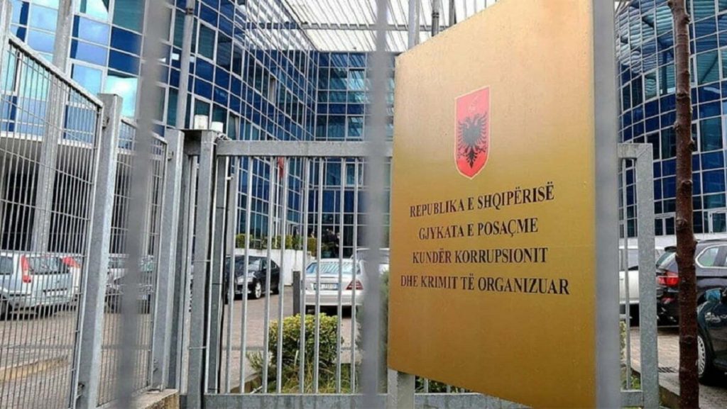 Dy mijë euro për të legalizuar shtëpinë, dënohet me burg ish-zyrtari i Kadastrës së Fierit