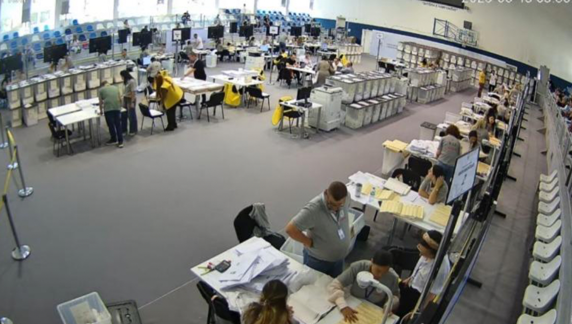 Dita e dytë e rinumërimit të Fierit, hapja e 40% të kutive ‘zbeh’ shpresat e Lapajt për t’i marrë mandatin PS! PD ka humbur 71 vota, socialistëve iu shtohen 25