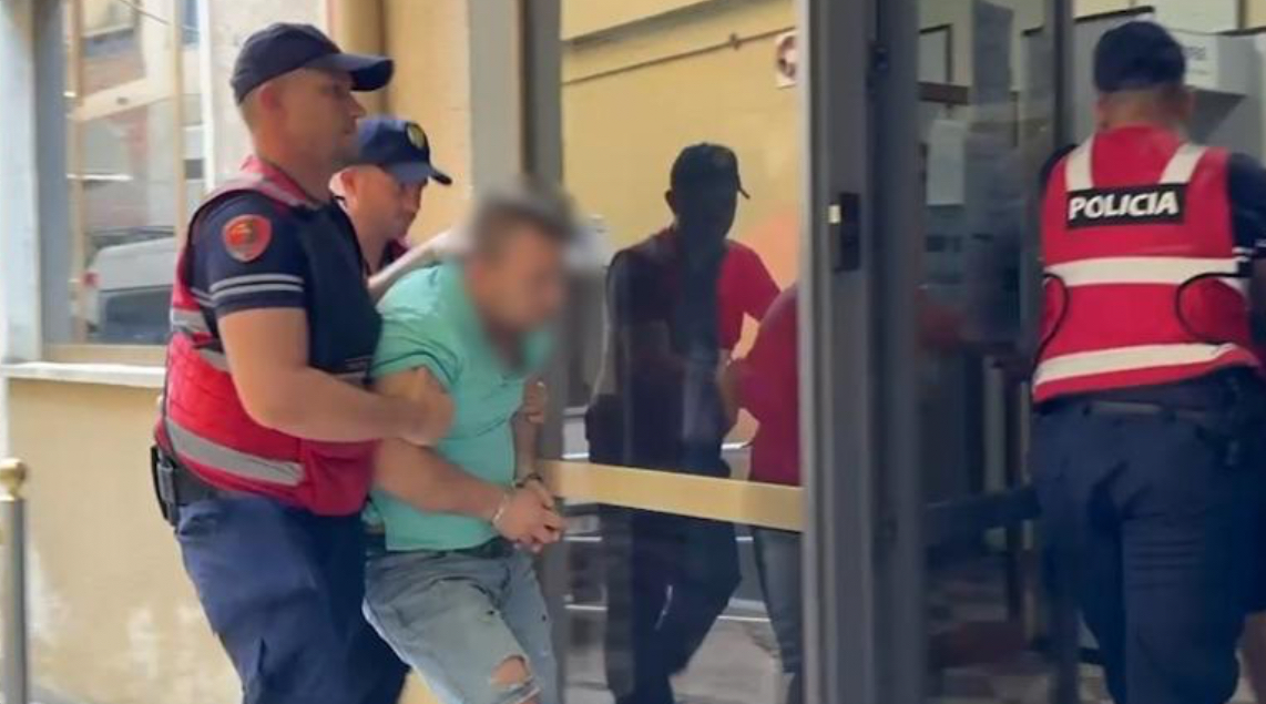 Dyshohet se abuzoi seksualisht me vajzën e mitur, 36-vjeçari paraqitet në Gjykatën e Fierit: Ka ndodhur vetëm një herë në makinë