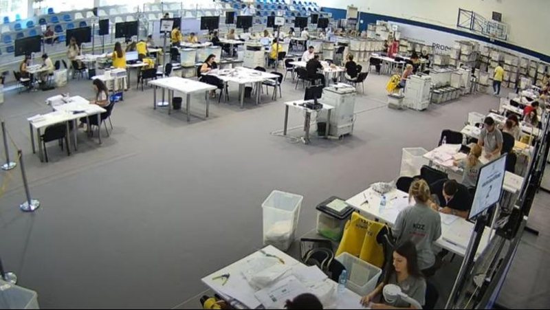 Nis rinumërimi i votave të Durrësit, hapen 5 nga 290 kuti! Beteja mes Aulon Kalasë dhe Arjan Ndojës
