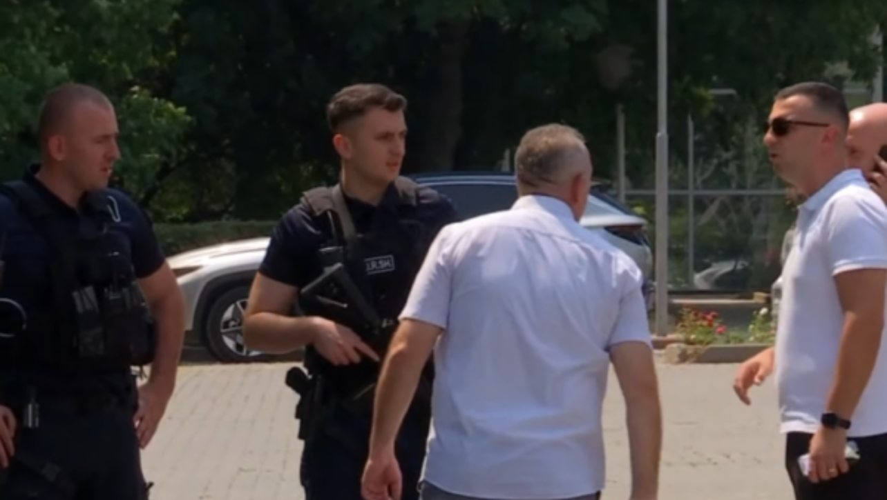 Kërcënimi përmes një telefoni dhe alarmi për bombë, Njësia e Reagimit të Shpejt të Policisë së Kosovës mbërrin pranë Kuvendit