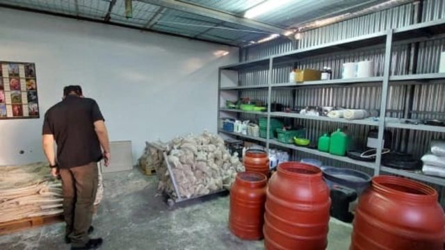 Laboratori i kokainës në Greqi, zbulohen emrat e shqiptarëve të arrestuar dhe në kërkim! Kreu shqiptar ndodhet në Spanjë