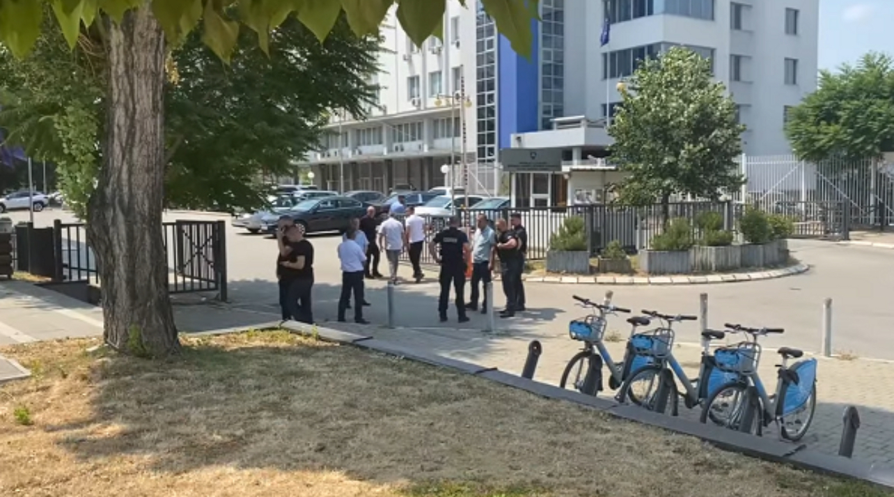 Alarmi në Kuvendin e Kosovës/ Policia: Kërcënimi me bombë erdhi nëpërmjet sms-ve