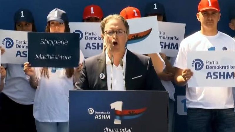 Dikur citonte Hegelin, sot vetëm përtypet/ Pse Tomor Alizoti përdor vetëm metafora me të ngrënë?
