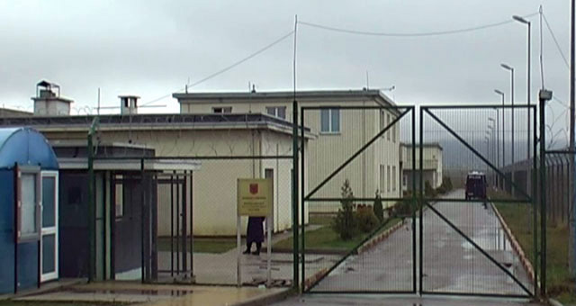 Eskortat në burg, habit gazetari: Shpesh janë dhurata nga miqtë kur iu ecin pazaret e drogës