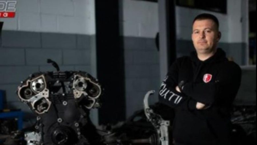 Shpërthim me lëndë plasëse në portën hyrëse të garazhit të Elvis Kosovës, dëmtohen disa automjete të parkuara