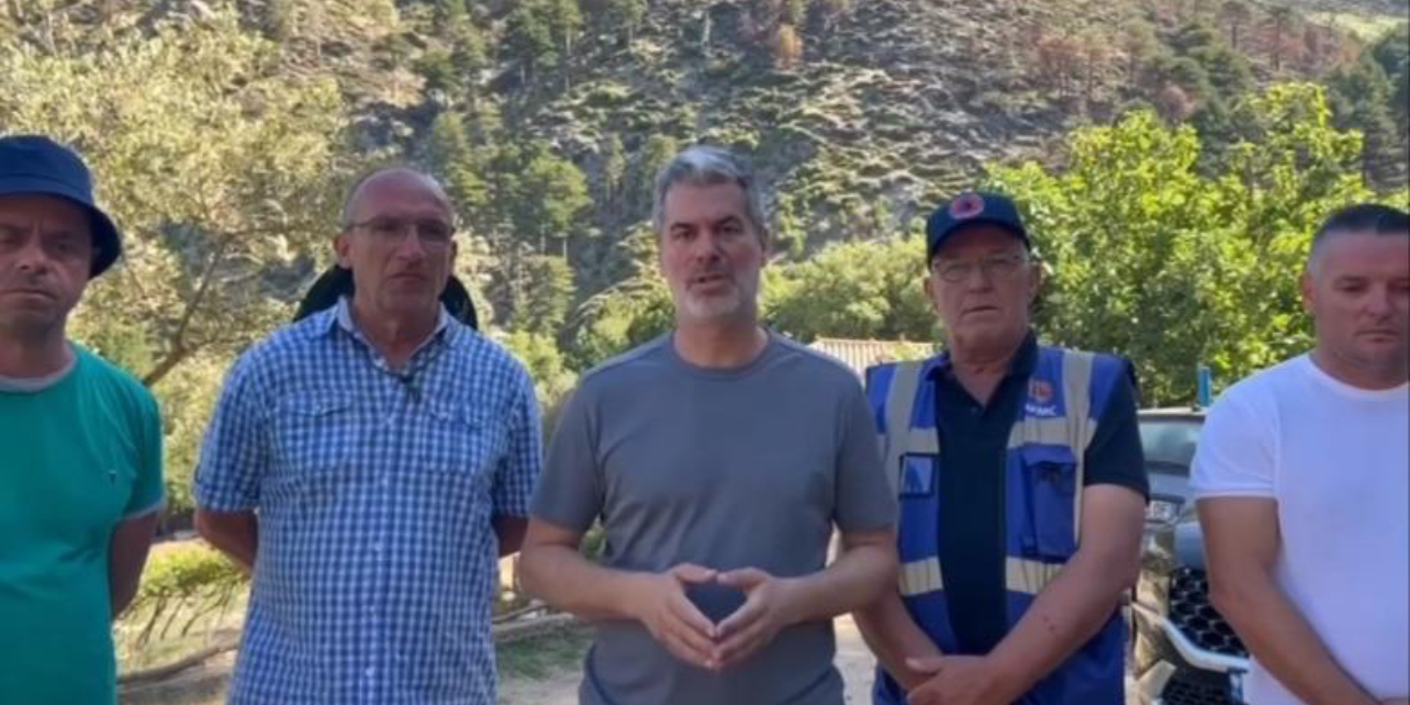Zjarret në Vlorë/ Kryebashkiaku Dredha në terren, flet nga Dukati: Dy helikopterë të mbrojtjes nga ajri dhe 60 forca nga terreni për shuarjen e vatrës, terreni i vështirë