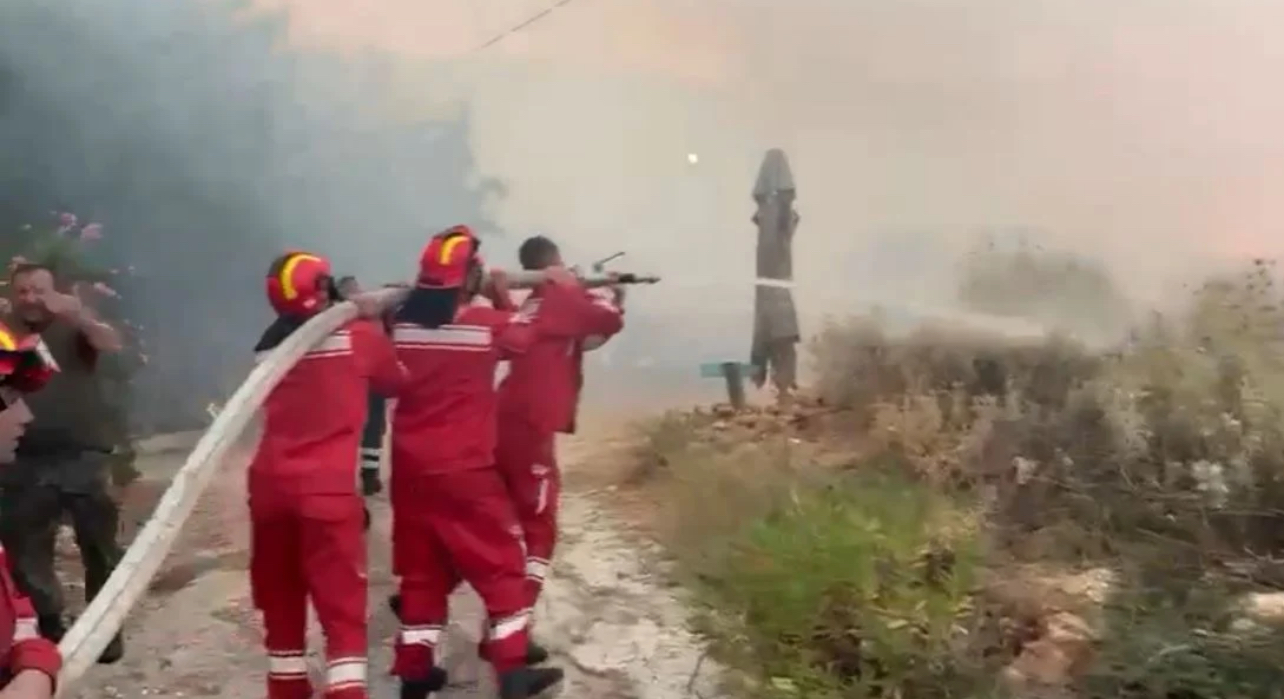 Flakët rrezikojnë banesat në Borsh dhe Piqeras, ndërhyrje nga ajri dhe evakuime në terren