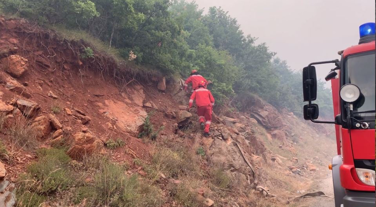 Zjarr masiv në Klos, qindra hektarë pyje e kullota të djegura, ndërhyrje nga ajri dhe toka për vënien nën kontroll të flakëve