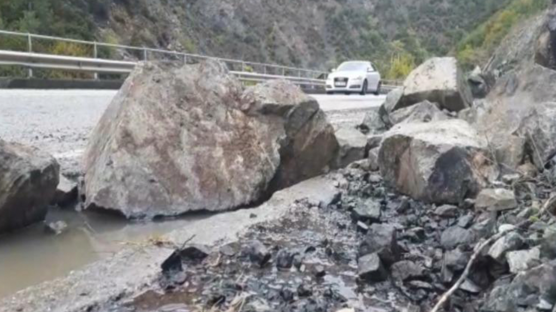 Rrëshqitje gurësh në hyrje të tunelit të Shkopetit, bllokohet për 1 orë qarkullimi në aksin Burrel-Milot