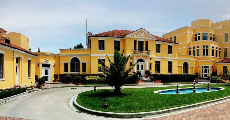 Ambasada e SHBA në Tiranë apel qytetarëve: Lindja e fëmijëve në SHBA me vizë turistike mund të sjellë refuzimin e vizës