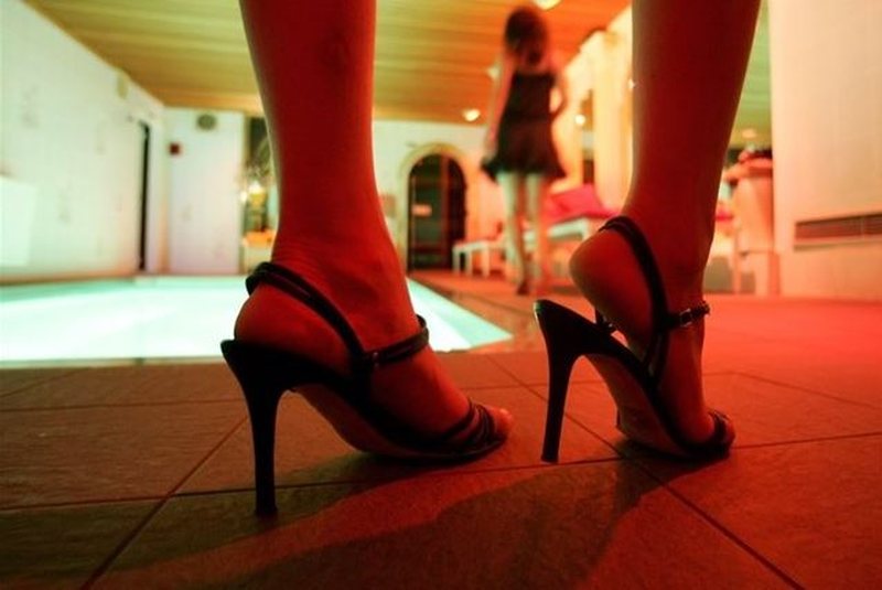 Goditet “foleja” e prostitucionit në Tiranë, në pranga tutori 20-vjeçar, shpallet në kërkim bashkëpunëtori i tij