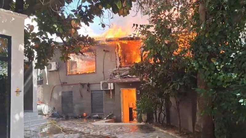 Flakët përfshijnë një banesë pranë ‘Pazarit të Ri’, forca të shumta në aksion për shuarjen