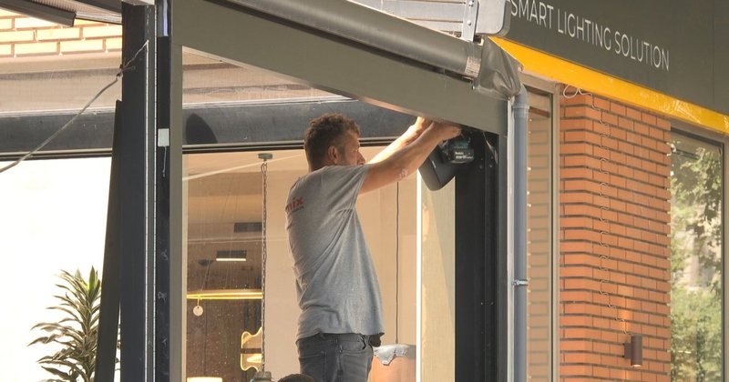 Lirimi i hapësirave publike! Bizneset në Tiranë asnjë rezistencë, çmontojnë vetë strukturat pa leje