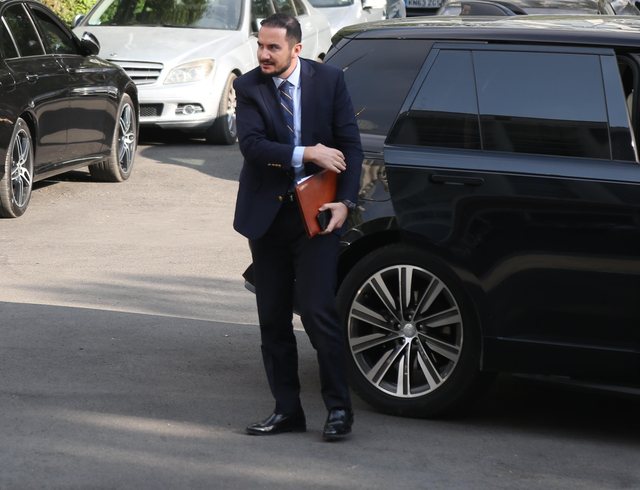 Ervin Saljanji rrëfen “kalvarin” e burgut: Lahesha me kanaçe, shihja në një TV të vogël. Po flokët, si mbinë? 
