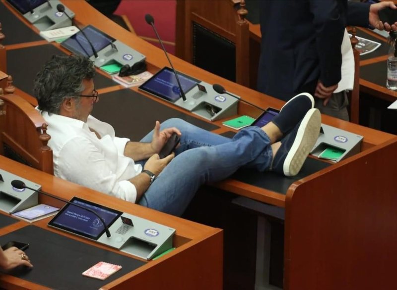 Na çliroi nga pengmarrja/ Paloka: Largimi i Berishës, dëmi më i madh që mund t’i bëhet PD-së 