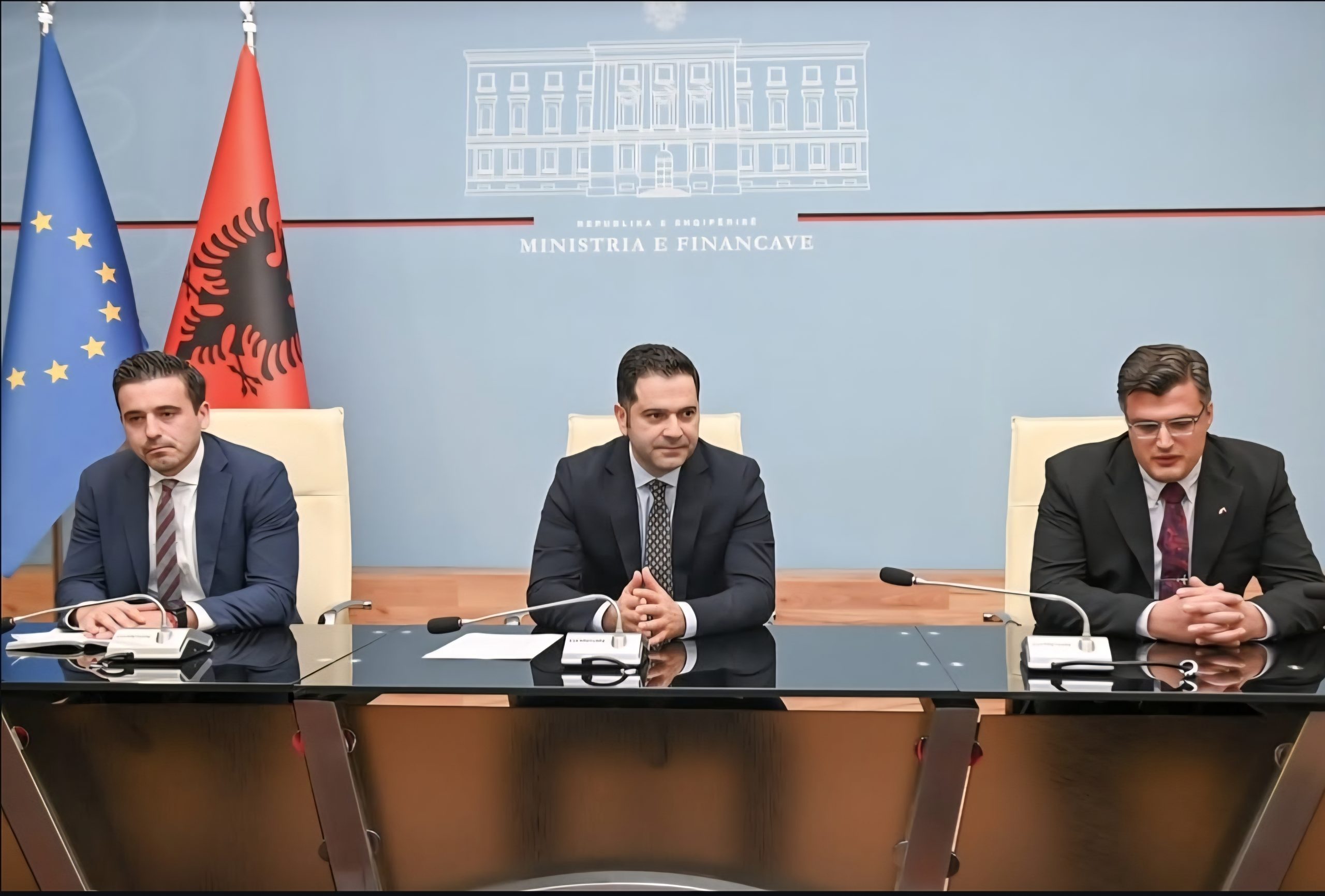 Shkarkohet pas sherrit zv/ministri i Financave Florian Semani, ministria arenë boksi dhe sekretari i përgjithshëm me Exchange