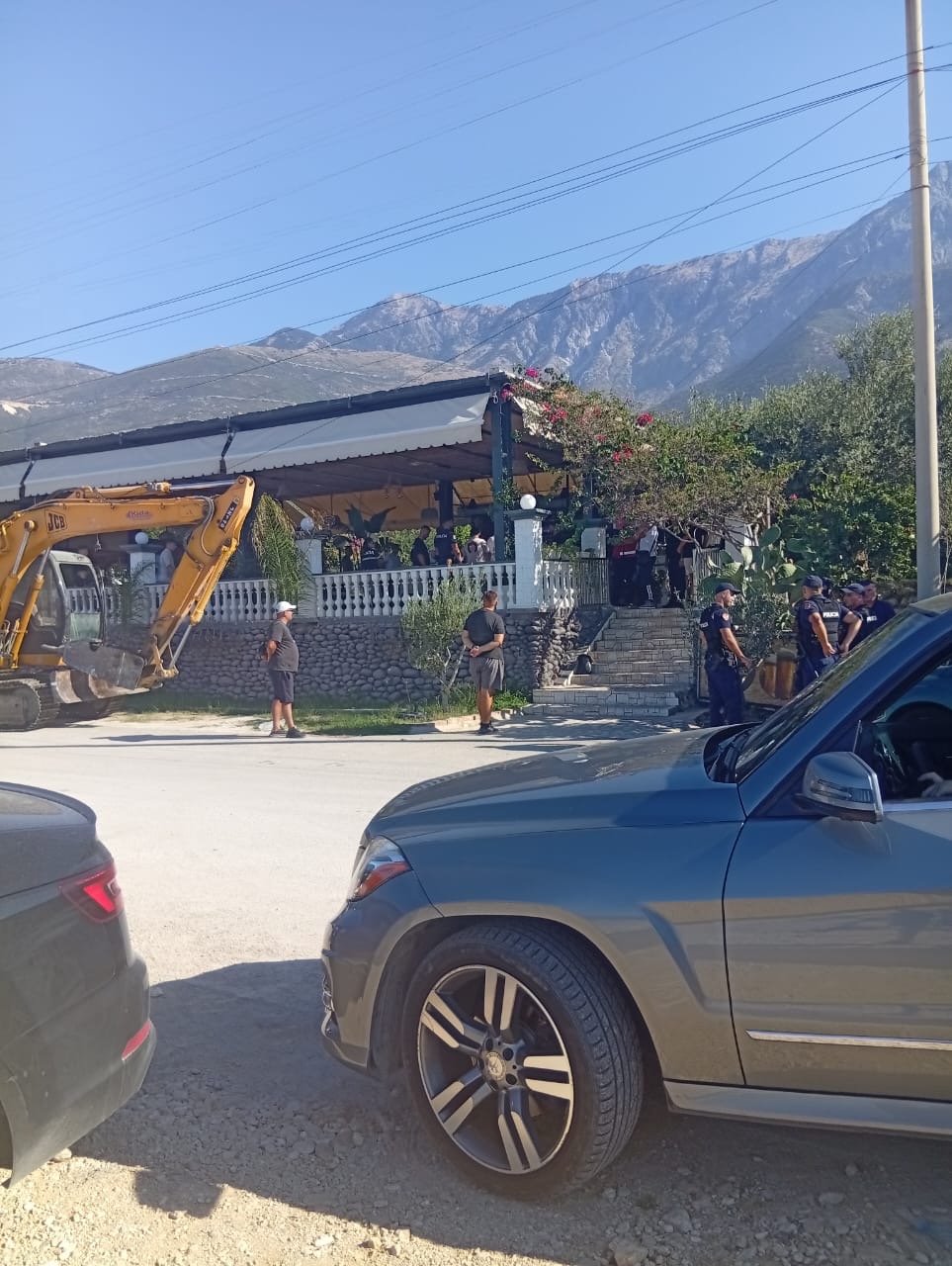 IKMT zbarkon në Drimadhes, gati për operacionin e rrafshimit të objektit pa leje të Helidon Gjikokës