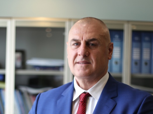 Trendi i ndërhyrjeve estetike kap edhe burrat, njihuni me Bajram Muçën, oligarkun e financës që ka fshirë vitet nga fytyra