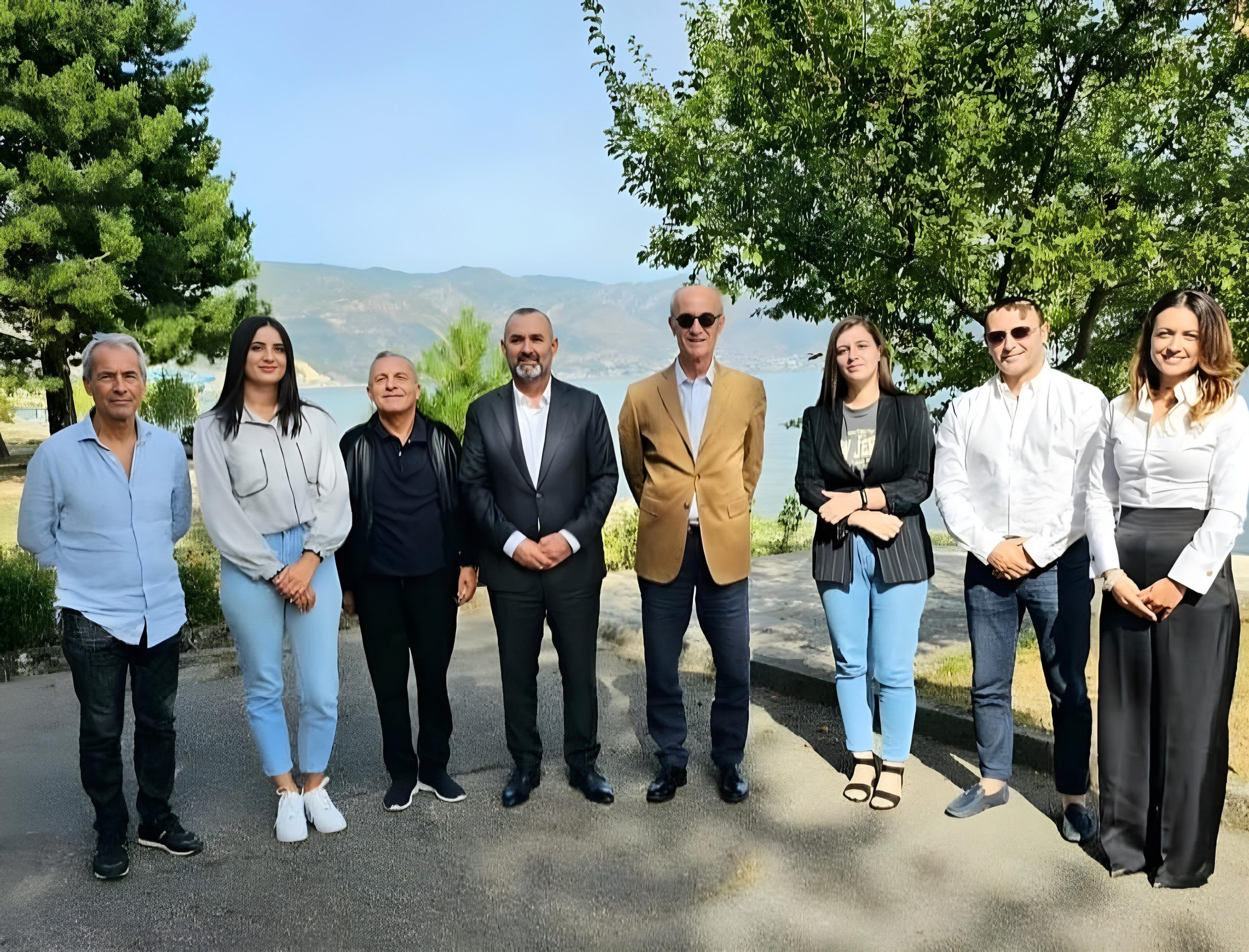 Grupi i krapit & belushkave dhe “holandezët” e Kodit Penal, si u ngjiz në një hotel në Pogradec kodi që do disiplinojë shqiptarët, ‘baballarët’ e drejtësisë shpëtojnë fëmijët e tyre nga zbatimi i neneve që gatuan vetë