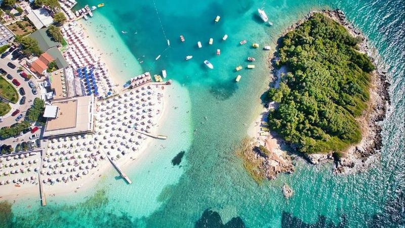 “Rërë e bardhë dhe ujë i kristaltë” – “The Sun” i rekomandon turistëve bregdetin shqiptar