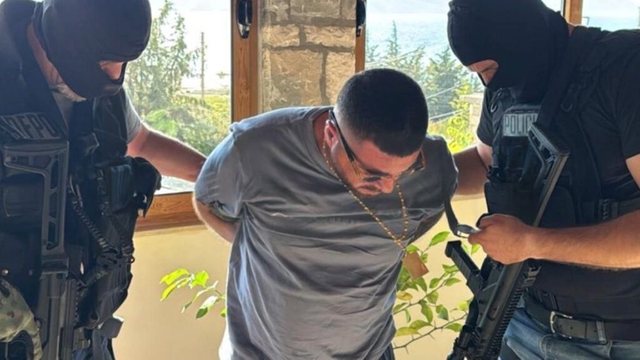 Nga pronari i hotelit, te personi që i çonte ushqimin dhe berberi personal/ Jepen masat për bashkëpunëtorët e Flodian Plakut!