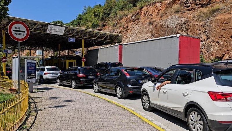 Fluks lëvizjesh në Kapshticë dhe Qafë-Thanë, mbi 11 mijë në hyrje dhe rreth 9 mijë në dalje vetëm dje