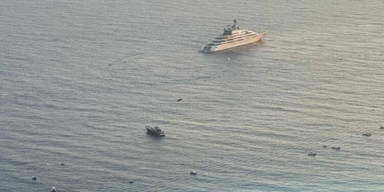 Jahti i Abdullah bin Zayed Al Nahyan në Dhërmi! I shoqëruar nga policia, sheiku niset drejt vilës së Ramës