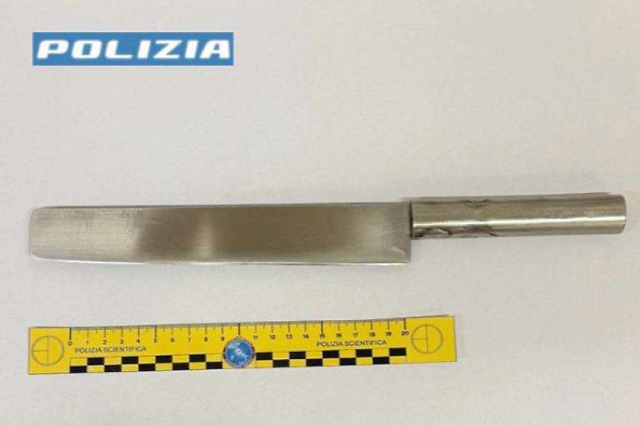 Itali/ 76-vjeçari shqiptar kërcënon gruan me thikë, ndërhyn policia