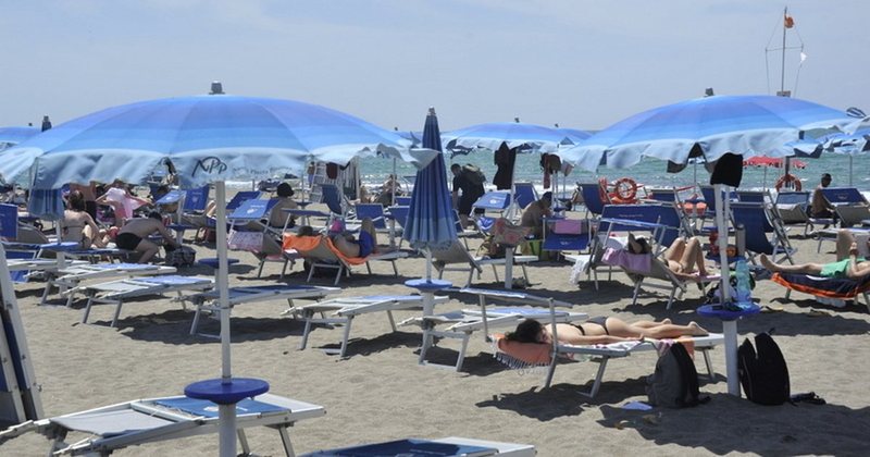 Italianët heqin dorë nga plazhet mes debatit mbi rritjen e çmimeve