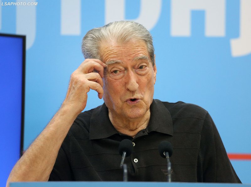 Nga “Argita 72 vjeç s’bind njeri” te “81 vjeç jam alternativa”: Kur parodia e djeshme bëhet “serioziteti” i sotëm