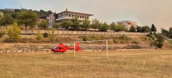 Helikopterët e emergjencave mbërrijnë në Gramsh, do transportojnë personat e djegur drejt Tiranës