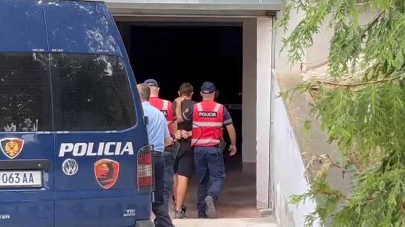 14-vjeçari që vrau bashkëmoshatarin në Maliq shpërthen në lot në sallën e gjyqit: Jam shumë i penduar