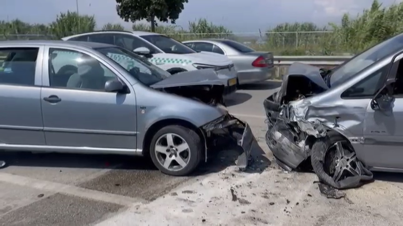Përplasen tre makina në aksin Berat-Dimal, plagosen drejtuesit
