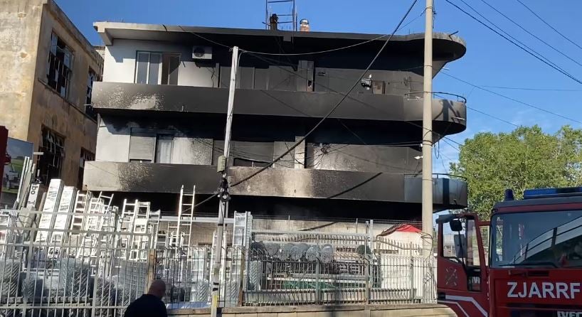 Përfshihet nga flakët gomisteria në Durrës, rrezikohen disa ndërtesa