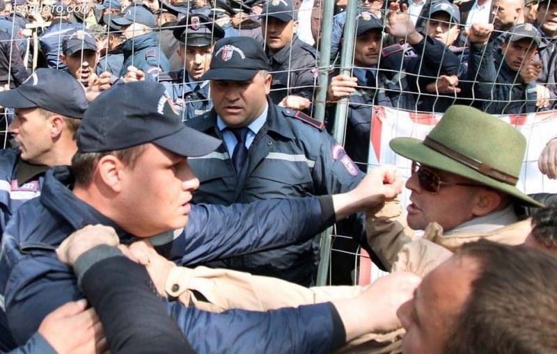 “Ka kërcitur arma, por…”, deputeti me kobure nostalgjik për Kuvendin e dikurshëm: Kishe kënaqësi të dëgjoje debatet e Berishës dhe Ruçit