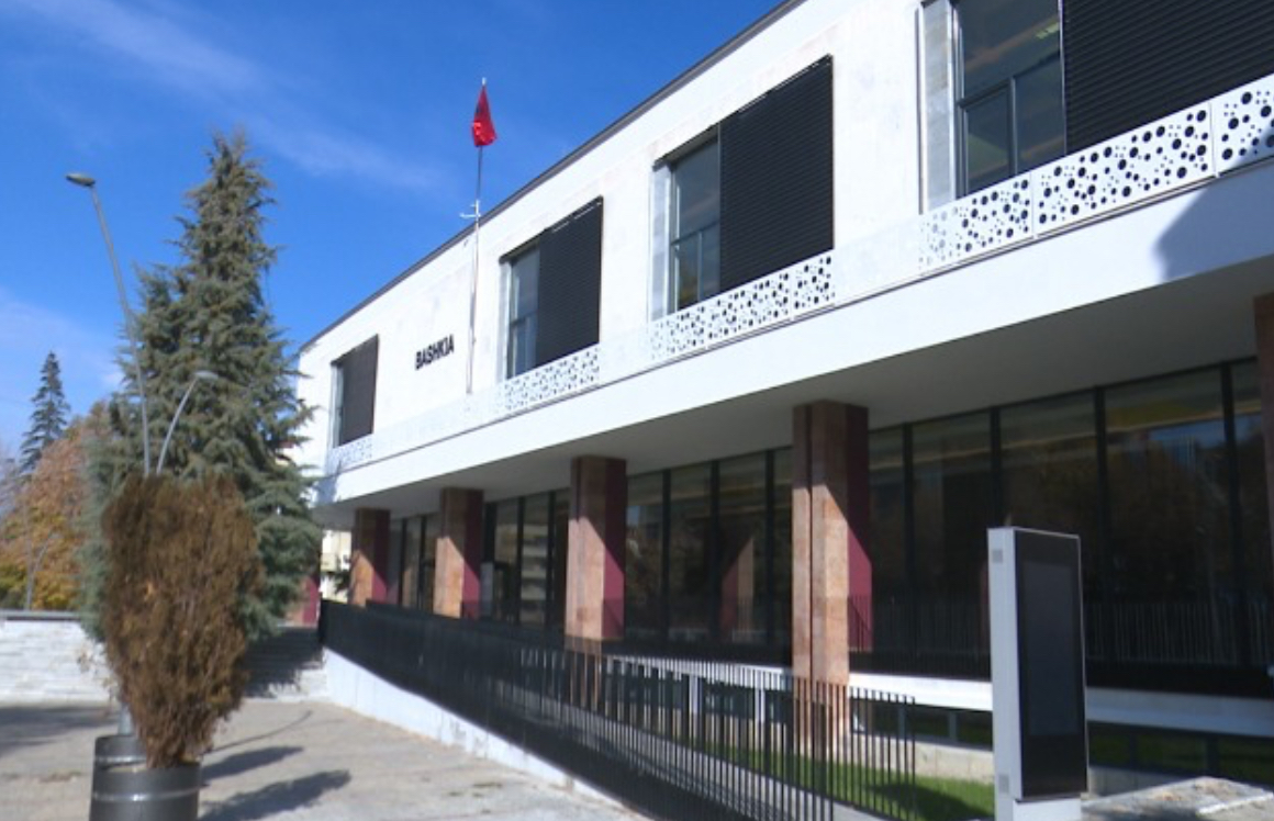 Theu me gurë xhamat e bashkisë Korçë, procedohet i riu