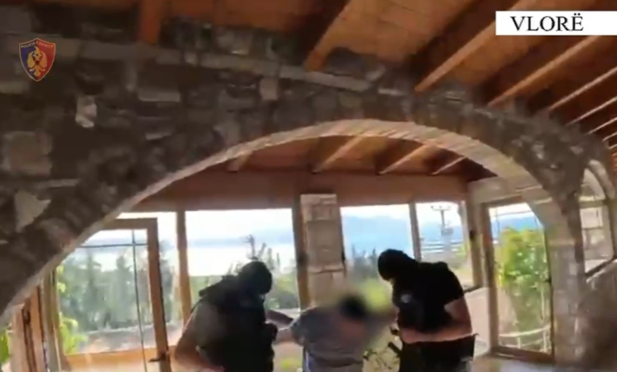 Momentet kur RENEA rrethon hotelin ku strehohej “Pole Qorri”, zbardhen komunikimet në radio